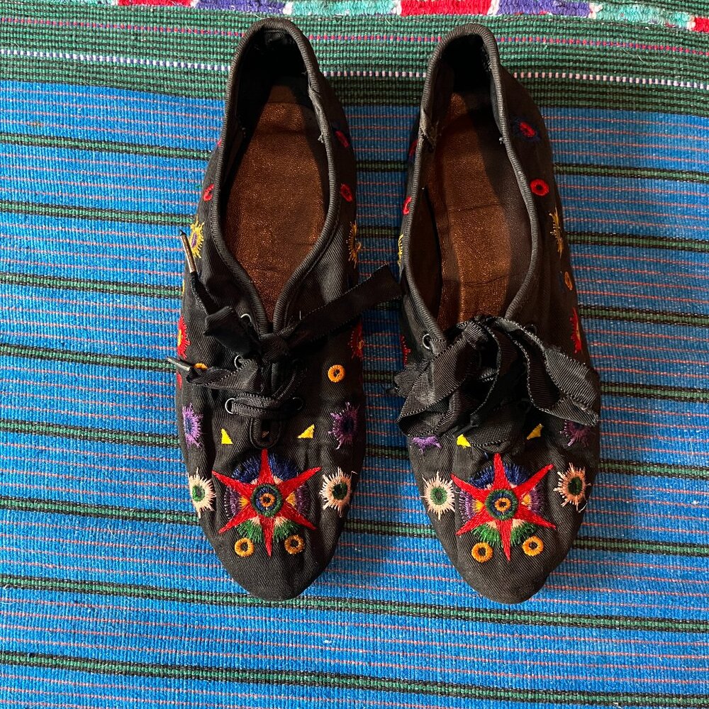 Passports embroidered vintage flats size 7